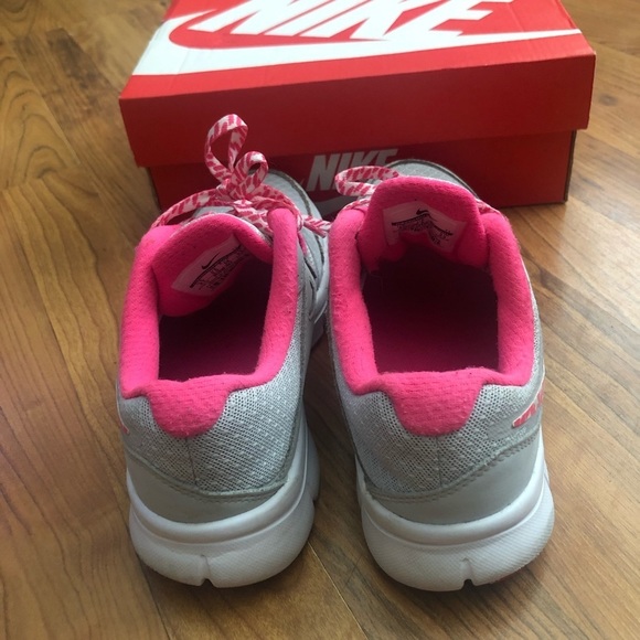 Girls Nike sneakers​ - Picture 4 of 10